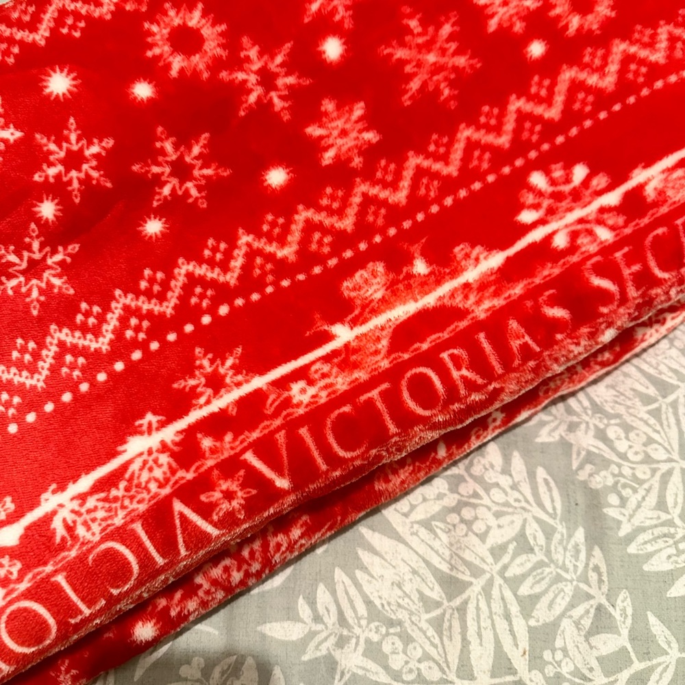 NEW! VICTORIA’S SECRET SHERPA BLANKET - Picture 5 of 5